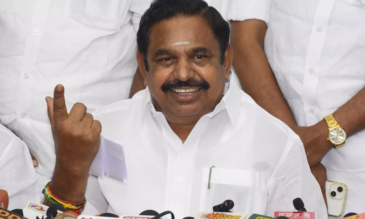 அ.தி.மு.க. தலைமை அலுவலகத்தில் இன்று மாவட்ட செயலாளர்கள் கூட்டம்