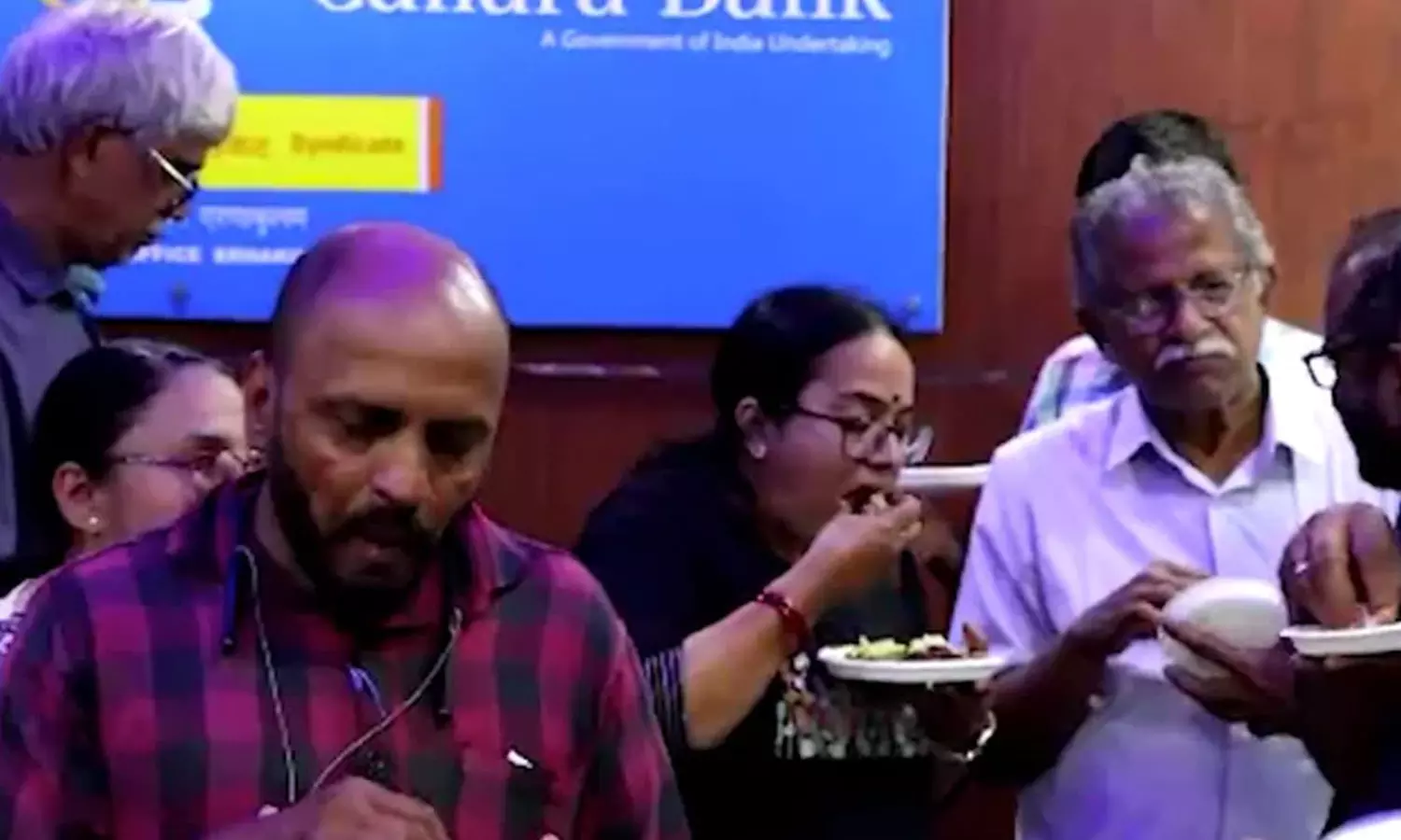 Beef-க்கு தடை சொன்ன மேனேஜர்... ஊழியர்கள் செய்த தரமான சம்பவம்