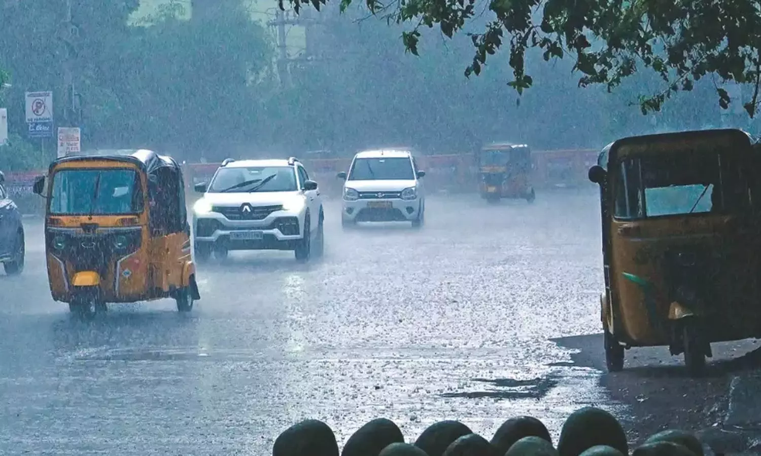 சென்னையில் காற்றுடன் கூடிய கனமழை சென்னையில் காற்றுடன் கூடிய கனமழை
