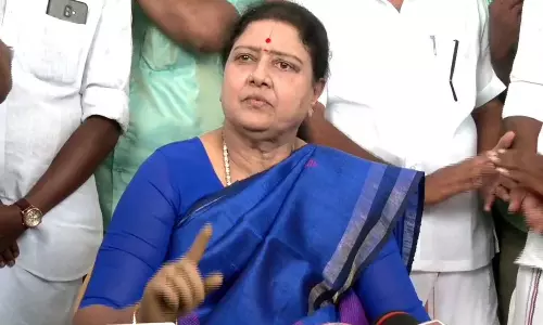 ஆடுகள் மோதிக்கொள்ளட்டும் என ரத்தம் குடிக்கும் ஓநாய்கள் காத்துக்கிடக்கின்றன- சசிகலா