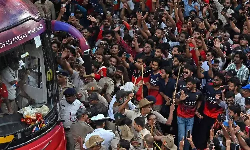 வெற்றிக் கொண்டாட்ட கூட்ட நெரிசலில் சிக்கி 11 பேர் உயிரிழப்பு - RCB Cares நிதியுதவி!