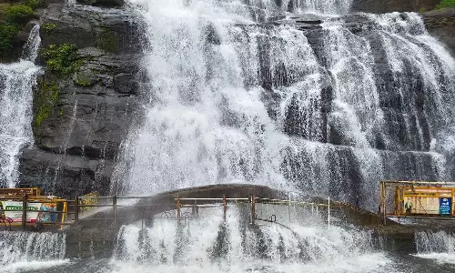 குற்றாலம் மெயின் அருவியில் சுற்றுலா பயணிகள் குளிக்க தடை