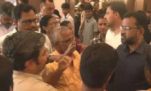 சலுகை விலையில் விற்பனை என விளம்பரம் - துணிகள் தரமற்று இருந்ததால் மக்கள் வாக்குவாதம்