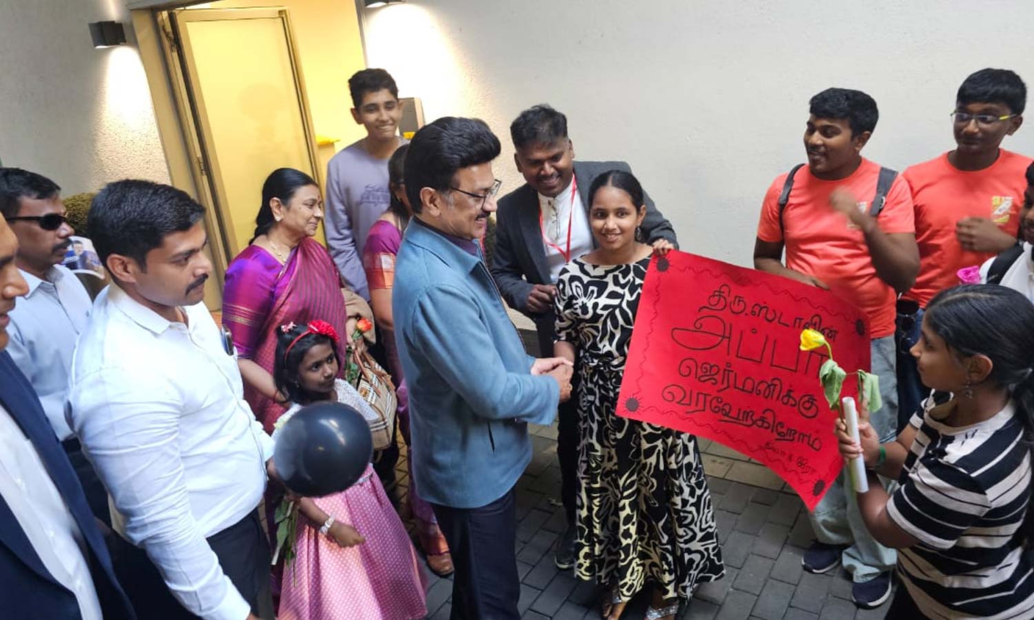 ஜெர்மனியில் உள்ள தமிழர்களின் பாசத்தைக் கண்டு மகிழ்கிறேன்- முதலமைச்சர் மு.க.ஸ்டாலின் நெகிழ்ச்சி ஜெர்மனியில் உள்ள தமிழர்களின் பாசத்தைக் கண்டு மகிழ்கிறேன்- முதலமைச்சர் மு.க.ஸ்டாலின் நெகிழ்ச்சி