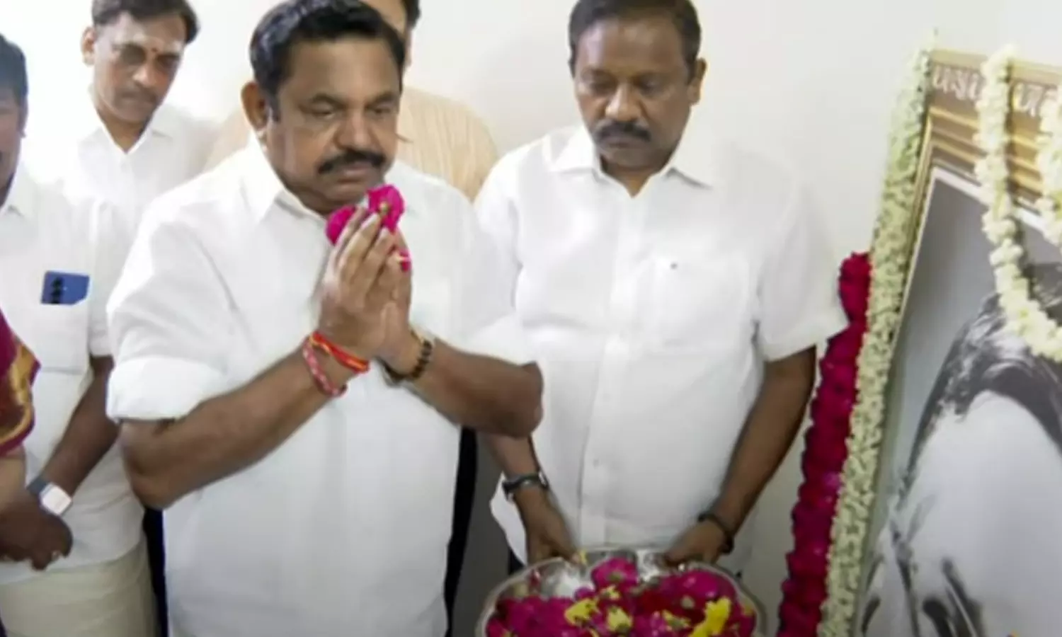 மறைந்த இல.கணேசன் வீட்டிற்கு நேரில் சென்று  எடப்பாடி பழனிசாமி ஆறுதல்