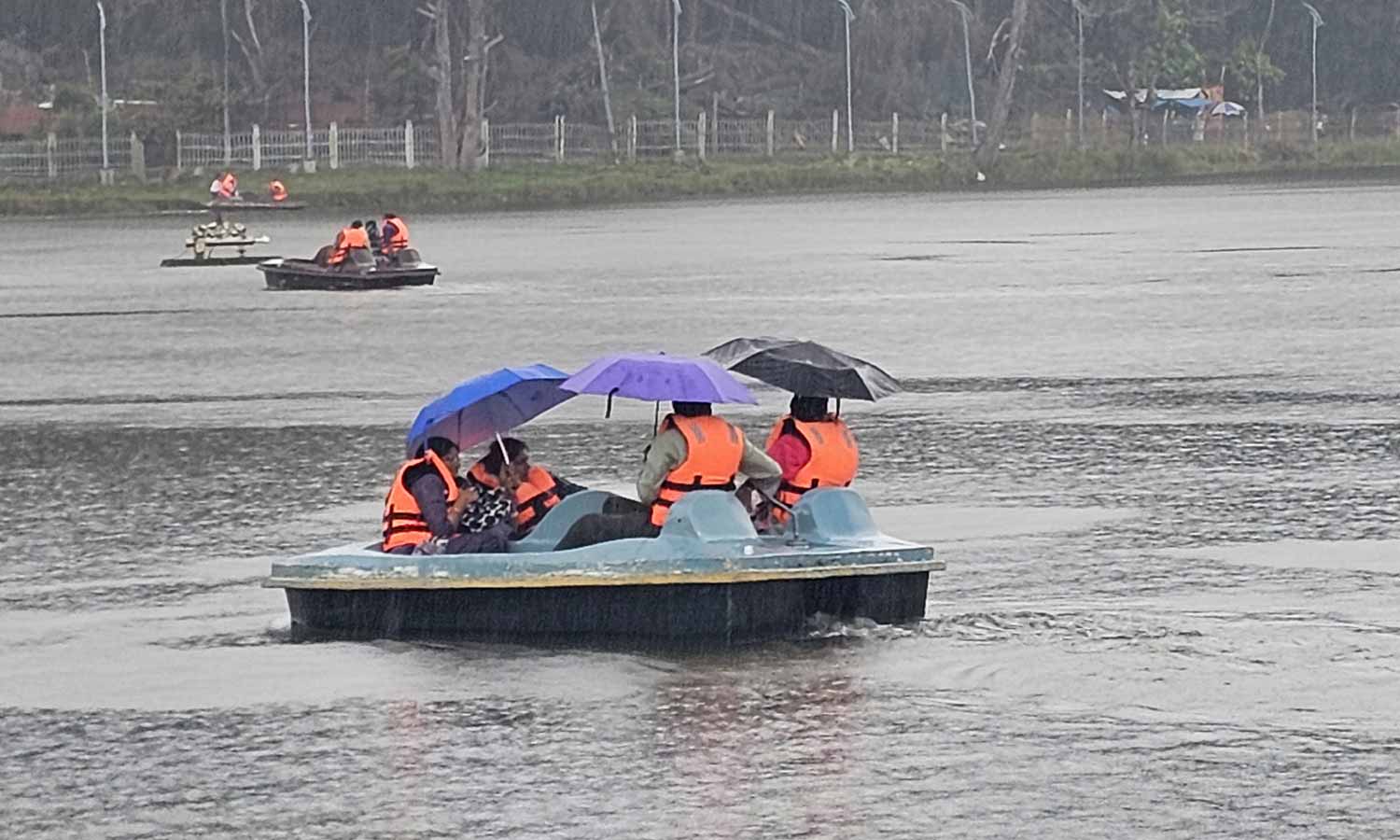 கொடைக்கானலில் கொட்டும் மழையில் குவிந்த சுற்றுலா பயணிகள்