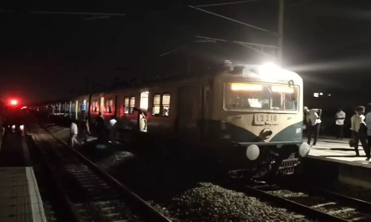 கும்மிடிப்பூண்டியில் ரெயில் சேவை பாதிப்பு- பயணிகள் அவதி