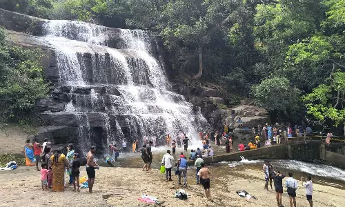 மேகமலை அருவியில் குவிந்த சுற்றுலா பயணிகள்