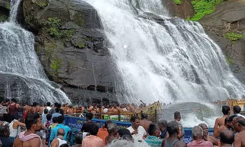 குற்றாலம் மெயின் அருவியில் 2 நாட்களுக்கு பிறகு குளிக்க அனுமதி- விடுமுறை நாளில் அலைமோதிய கூட்டம்