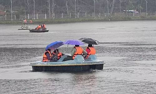 கொடைக்கானலில் கொட்டும் மழையில் குவிந்த சுற்றுலா பயணிகள்