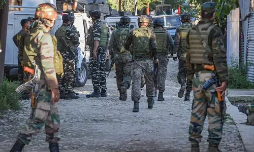 காஷ்மீரில் ஆயுதங்களுடன் 2 பயங்கரவாதிகள் கைது