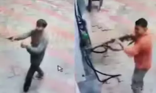 ஹெல்மெட் அணியாமல் பெட்ரோல் கிடையாது.. ரூல்ஸ் பேசிய பங்க் ஊழியர் மீது துப்பாக்கிச்சூடு - வீடியோ