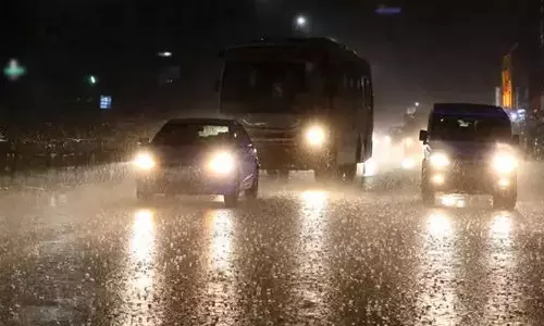 சென்னையின் பல்வேறு பகுதிகளில் வெளுத்து வாங்கும் கனமழை