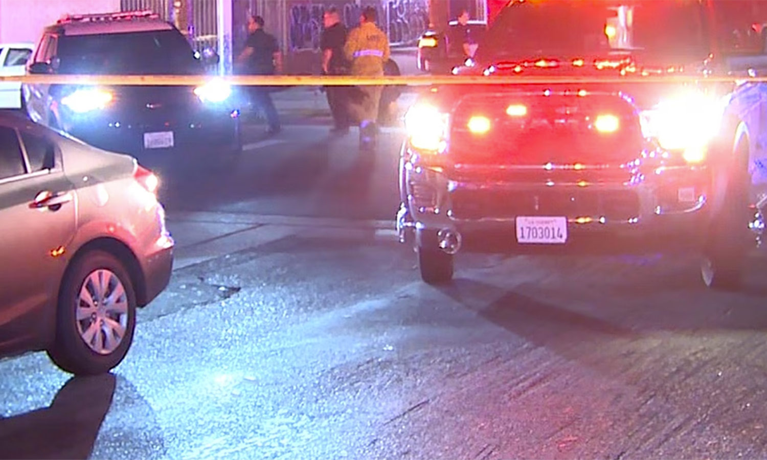 அமெரிக்காவில் குடியிருப்புக்குள் புகுந்து வாலிபர் துப்பாக்கி சூடு-  2 பேர் பலி