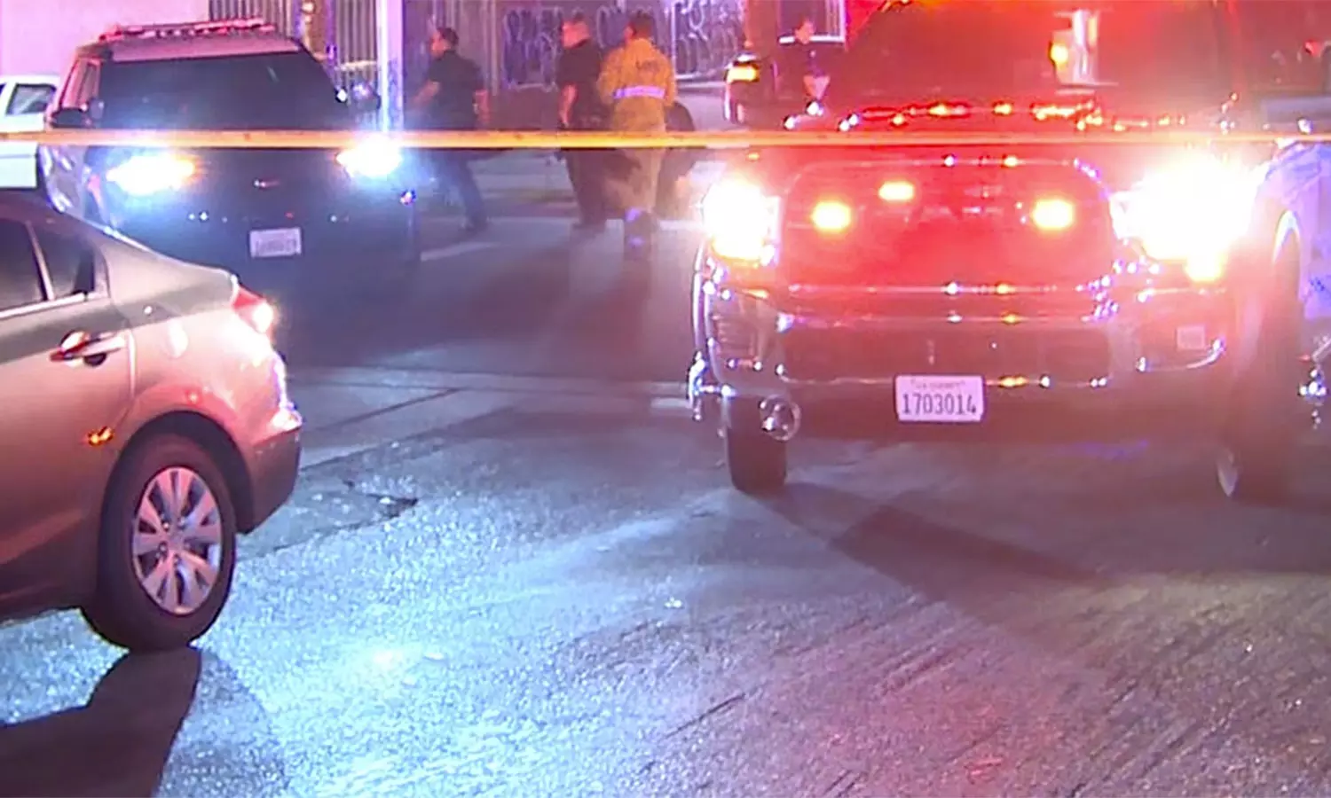 அமெரிக்காவில் குடியிருப்புக்குள் புகுந்து வாலிபர் துப்பாக்கி சூடு-  2 பேர் பலி