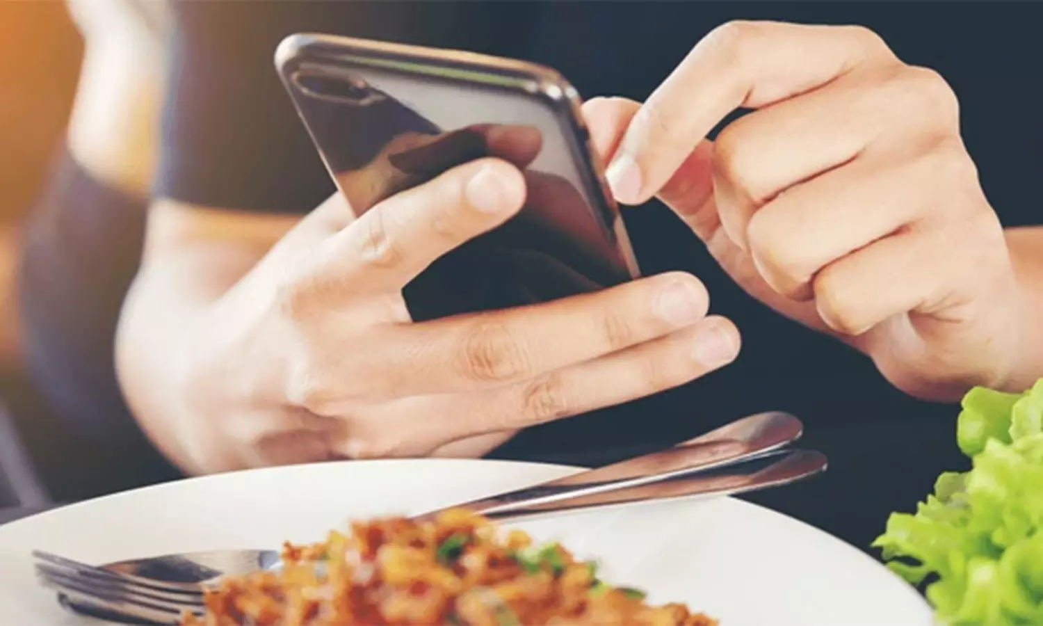 டி.வி, போன் பார்த்தபடி சாப்பிடாதீர்கள்!