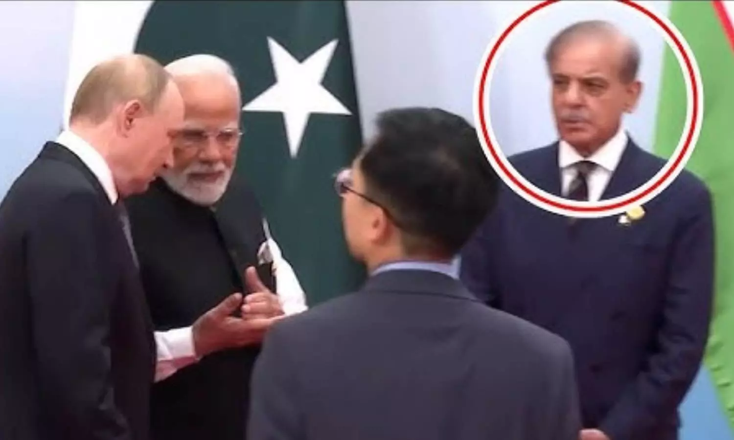 VIDEO: பாகிஸ்தான் பிரதமரை கண்டுகொள்ளாமல் புதினுடன் பேசிக்கொண்டே நடந்துசென்ற மோடி VIDEO: பாகிஸ்தான் பிரதமரை கண்டுகொள்ளாமல் புதினுடன் பேசிக்கொண்டே நடந்துசென்ற மோடி