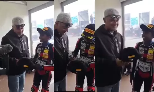 13 வயது இளம் ரேஸிங் வீரரிடம் ஆட்டோகிராப் வாங்கிய அஜித்