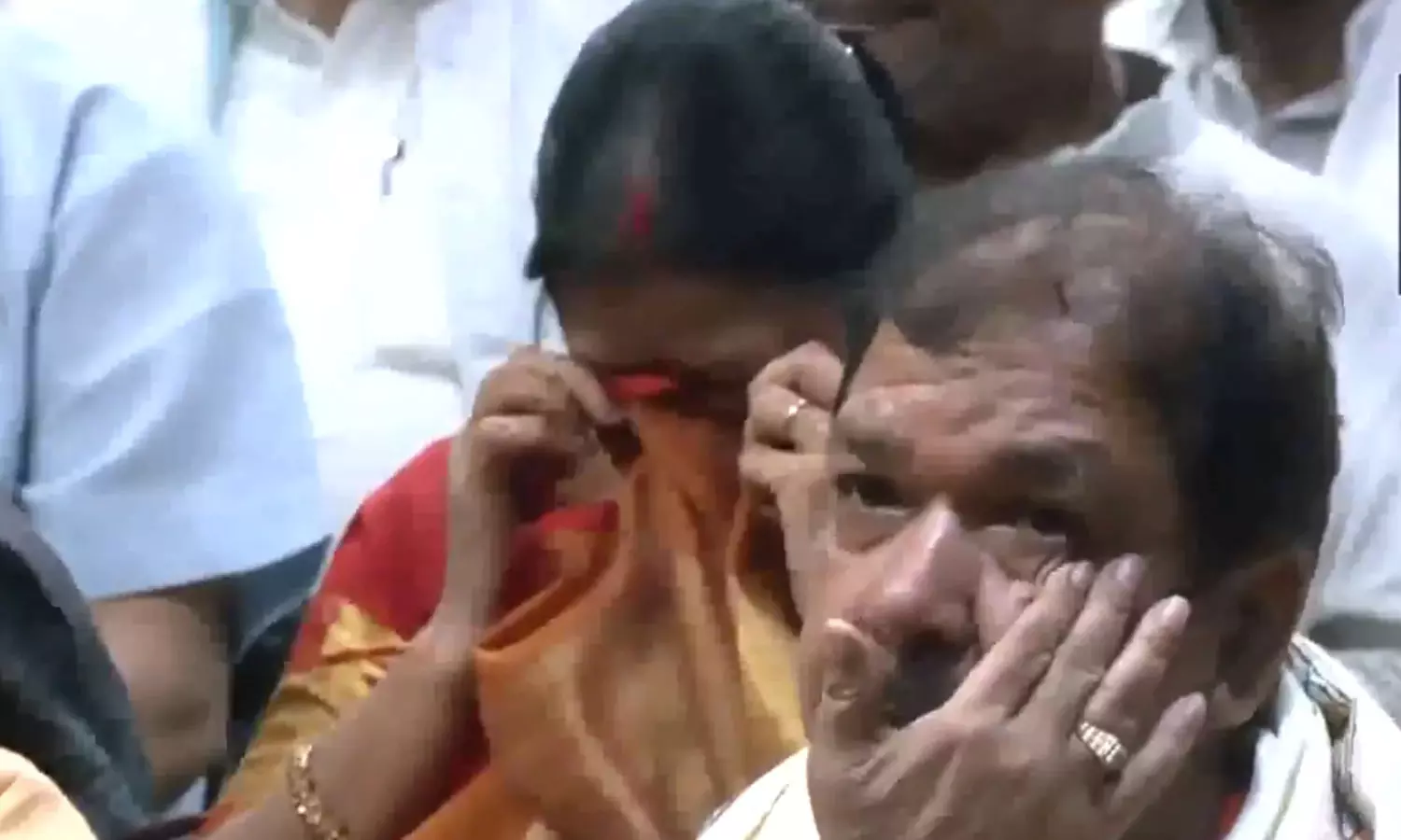 தாயார் பற்றி உருக்கம்: பிரதமர் மோடியின் பேச்சைக் கேட்டு கண்ணீர் வடித்த பா.ஜ.க. தலைவர்