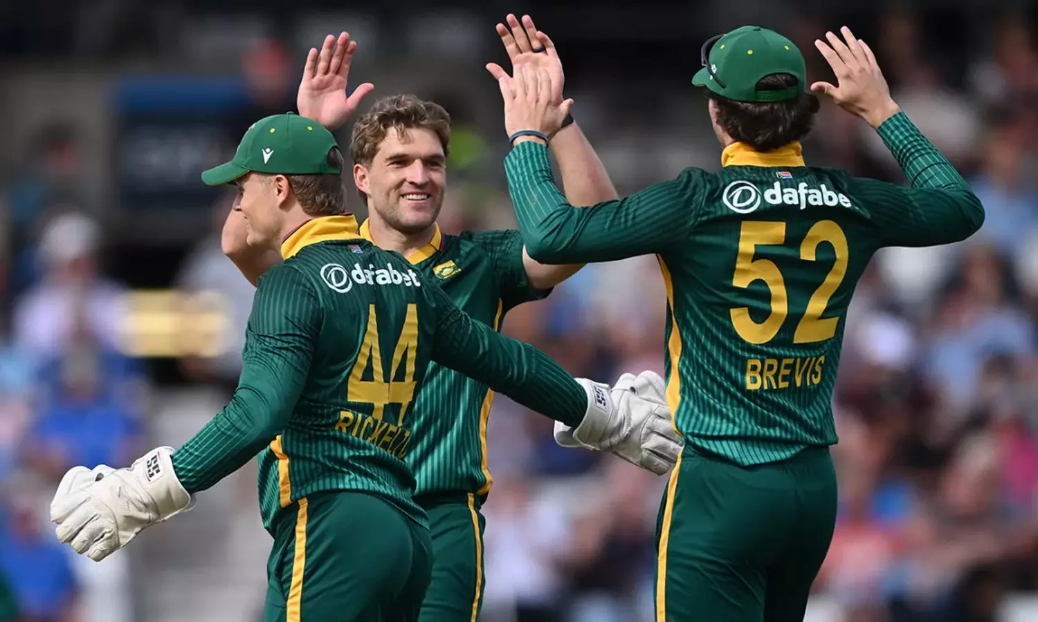 மகராஜ், முல்டர் அபாரம்: இங்கிலாந்தை 131 ரன்களில் சுருட்டியது தென் ஆப்பிரிக்கா