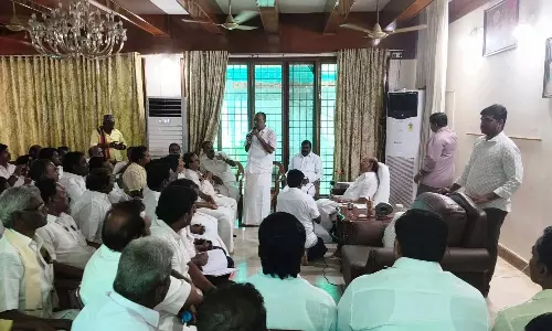 தைலாபுரம் தோட்டத்தில் பா.ம.க. மாவட்ட செயலாளர்களுடன் ராமதாஸ் ஆலோசனை