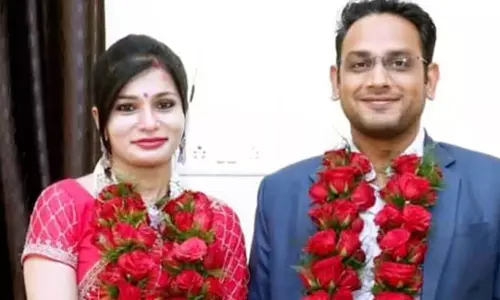 ரூ.2000 செலவில் திருமணம் செய்த ஐ.ஏ.எஸ். தம்பதி