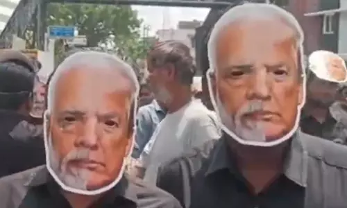 அமெரிக்காவின் 50% வரி விதிப்பால் பாதிப்பு- மோடி பாதி... ட்ரம்ப் பாதி... முகமூடி அணிந்து ஆர்ப்பாட்டம்