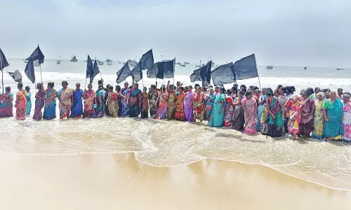 சுருக்குமடி வலை பயன்பாட்டை தடுக்கக்கோரி கருப்பு கொடியுடன் கடலில் இறங்கி மீனவர்கள் போராட்டம்