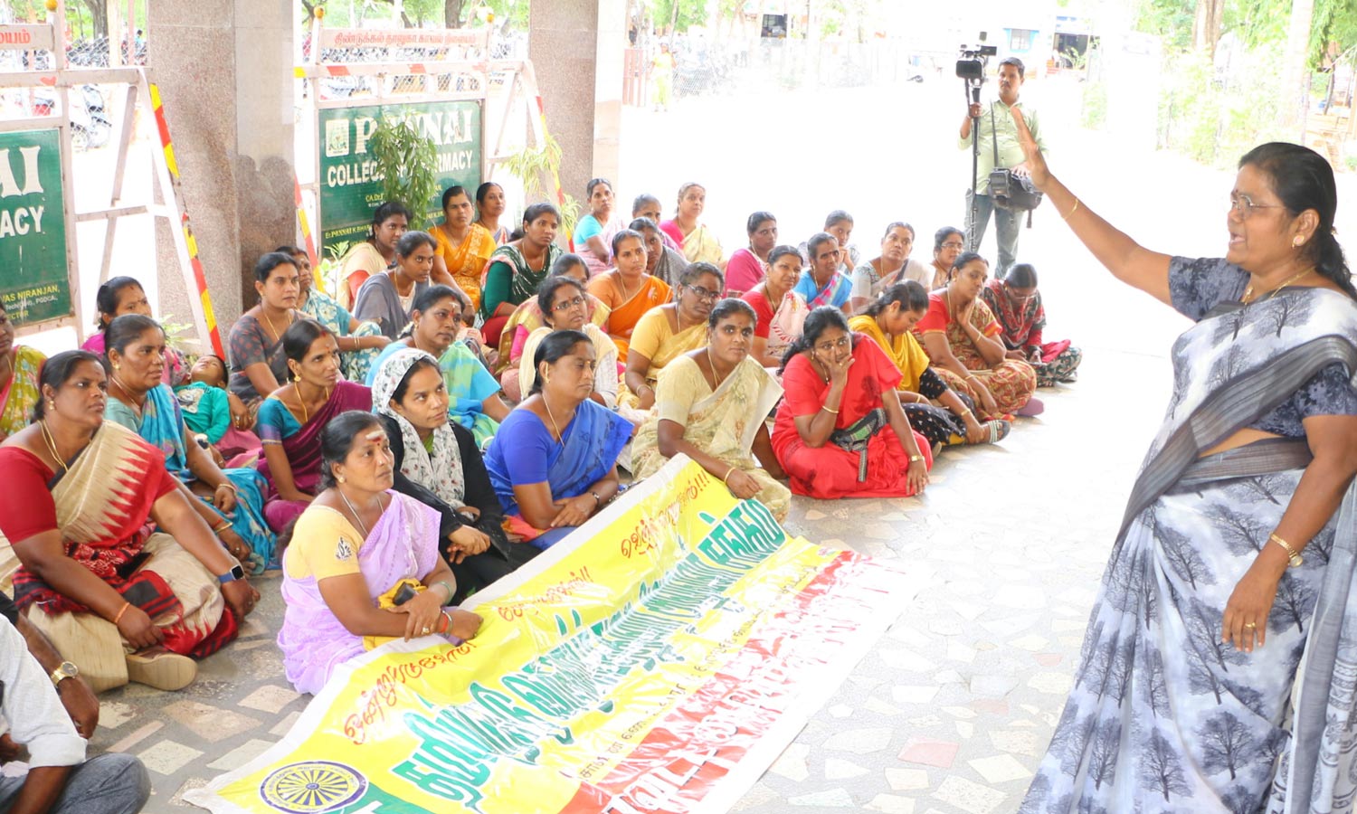 உங்களுடன் ஸ்டாலின் முகாம்களால் பணிச்சுமை- வருவாய்த்துறை அலுவலர்கள் வேலைநிறுத்த போராட்டம்