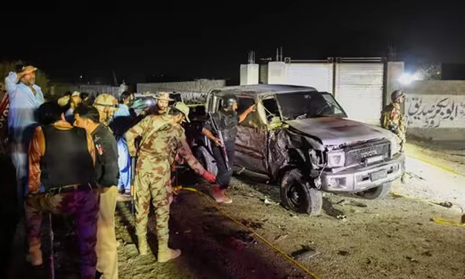 பாகிஸ்தானில் 3 இடங்களில் நடந்த தற்கொலைப்படை தாக்குதலில் 25 பேர் பலி பாகிஸ்தானில் 3 இடங்களில் நடந்த தற்கொலைப்படை தாக்குதலில் 25 பேர் பலி