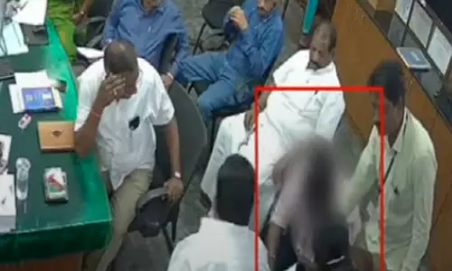 தி.மு.க. கவுன்சிலர் காலில் விழுந்து மன்னிப்பு கேட்ட பட்டியலின அதிகாரி - வீடியோ வெளியாகி பரபரப்பு