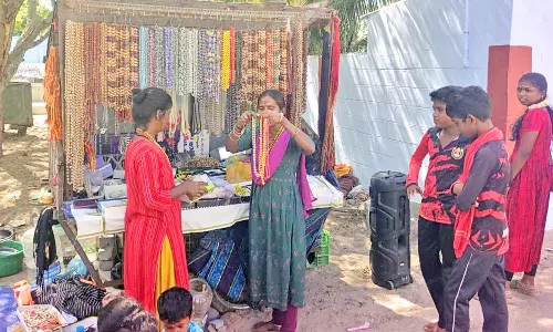 குலசேகரன்பட்டினம் தசரா திருவிழா 23-ந்தேதி கொடியேற்றம்: பாசிமாலை விற்பனை படுஜோர்