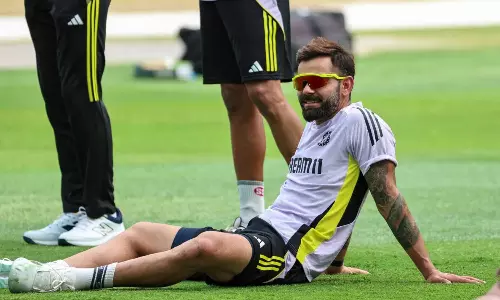 லண்டனில் இருந்தபடியே உடல் தகுதியில் தேர்ச்சி... கோலிக்கு மட்டும் விலக்கு ஏன்? - நெட்டிசன்கள் கேள்வி