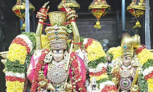 பாண்டிய மன்னனிடம் பிரம்படி வாங்கி பிட்டுக்கு மண் சுமந்த சுந்தரேசுவரர்- திருவிளையாடல் லீலை அரங்கேற்றம்