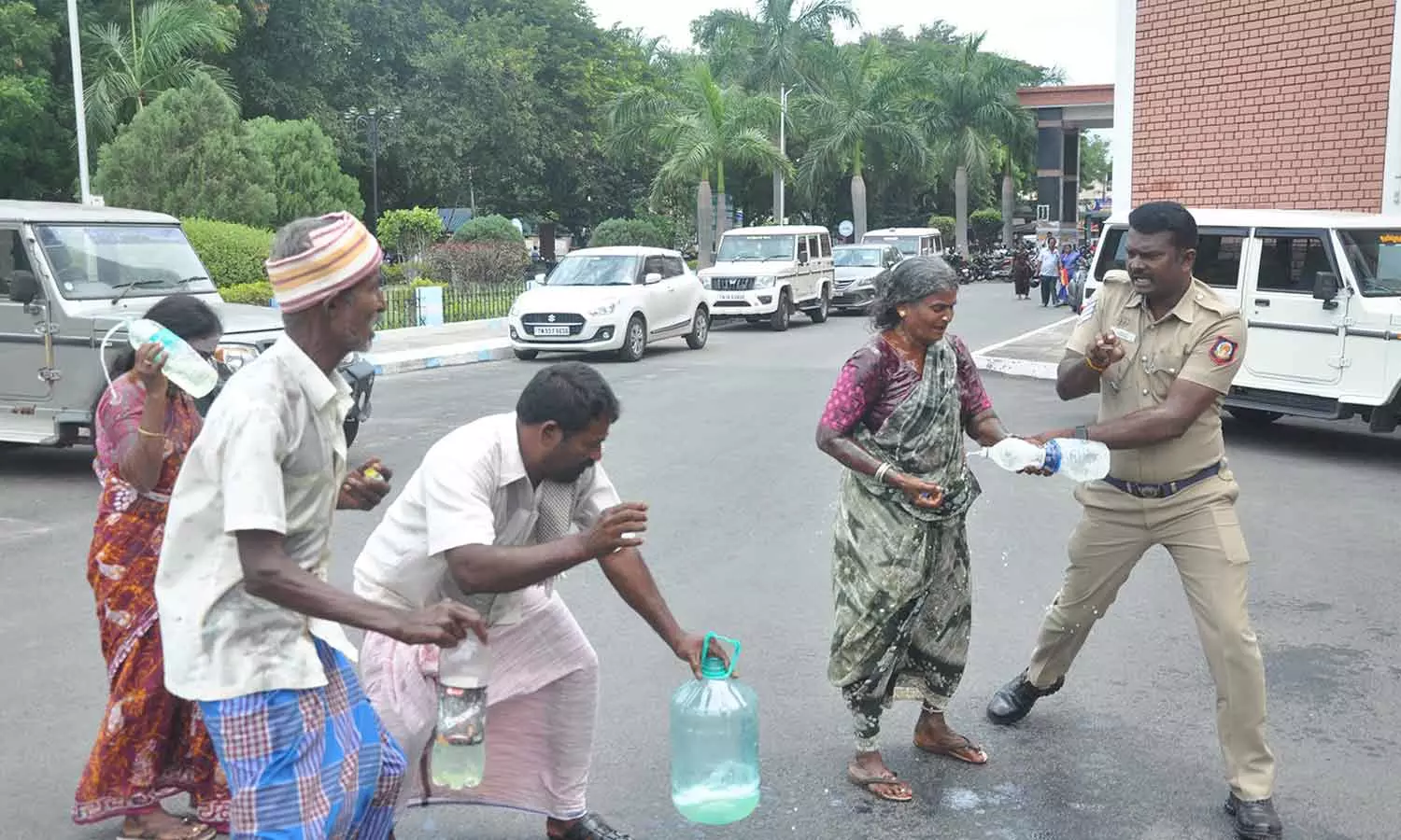 சேலம் கலெக்டர் அலுவலக வளாகத்தில் ஒரே குடும்பத்தை சேர்ந்த 4 பேர் தீக்குளிக்க முயற்சி