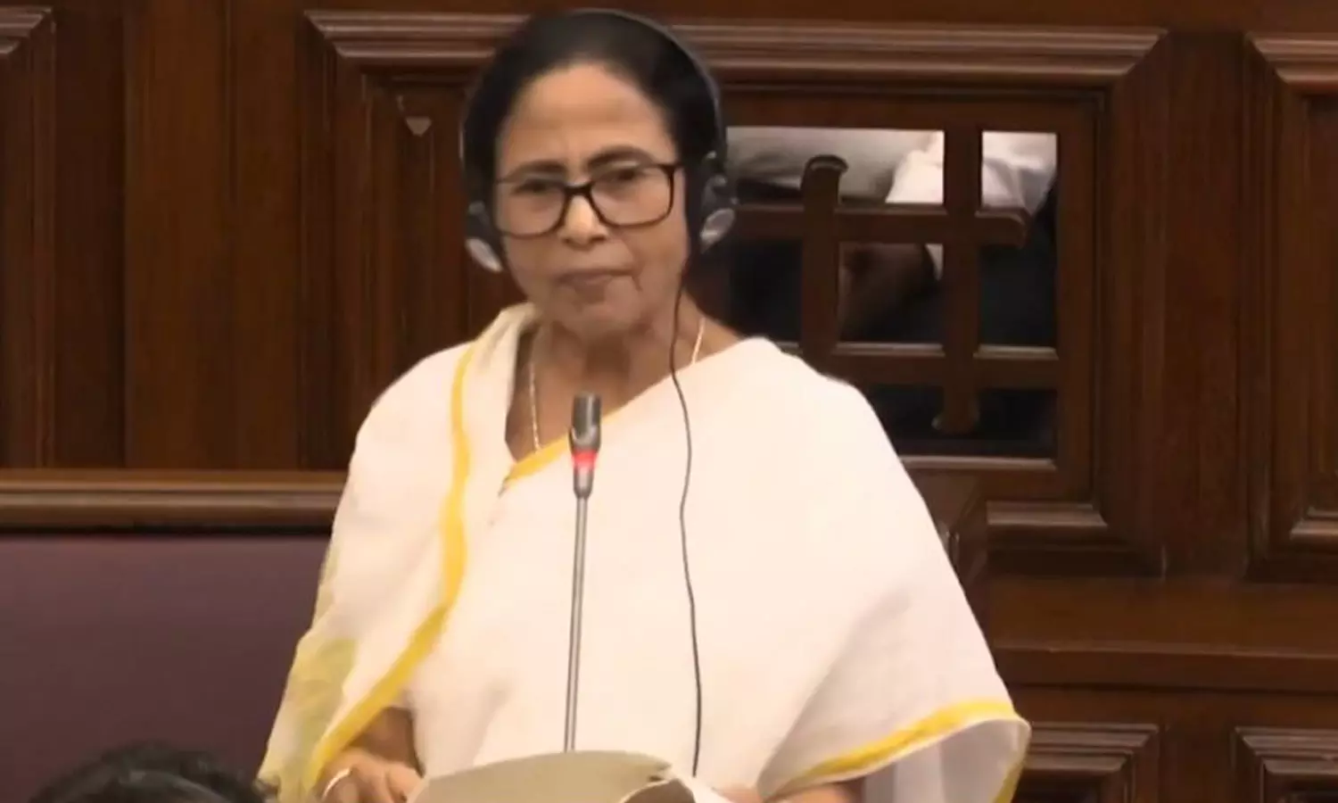 மம்தா பானர்ஜி பேச்சுக்கு எதிர்ப்பு: மேற்கு வங்க சட்டசபையில் பா.ஜ.க. அமளி