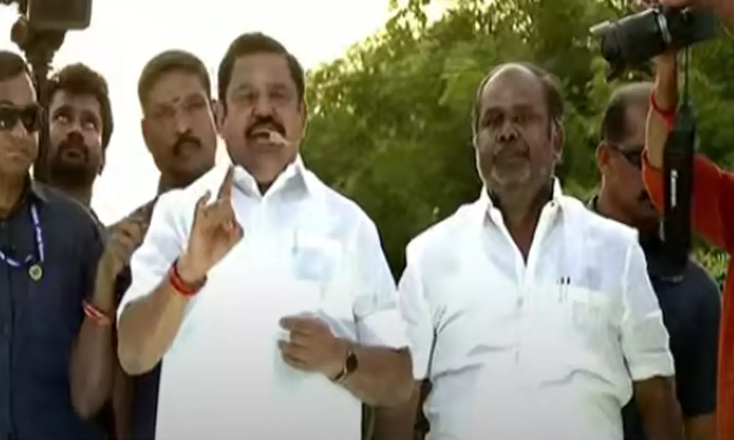 நாங்கள் ஆட்சியில் இருந்தாலும் இல்லாவிட்டாலும் மக்களுக்காக குரல் கொடுப்போம்- எடப்பாடி பழனிசாமி நாங்கள் ஆட்சியில் இருந்தாலும் இல்லாவிட்டாலும் மக்களுக்காக குரல் கொடுப்போம்- எடப்பாடி பழனிசாமி