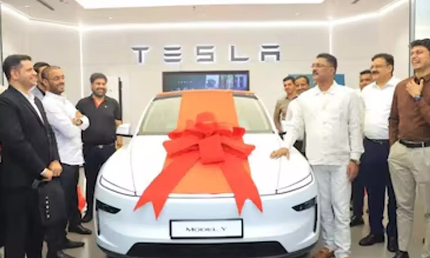 இந்தியாவில் முதல் டெஸ்லா காரை வாங்கிய மகாராஷ்டிரா அமைச்சர்