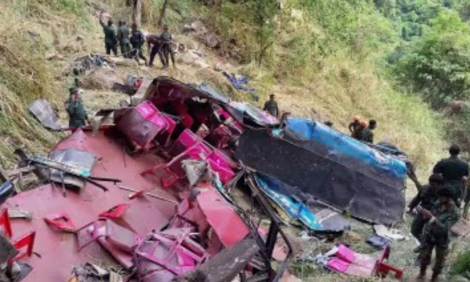 இலங்கையில் பஸ் கவிழ்ந்து பயங்கர விபத்து - 15 பேர் உயிரிழப்பு