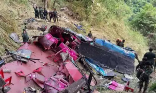 இலங்கையில் பஸ் கவிழ்ந்து பயங்கர விபத்து - 15 பேர் உயிரிழப்பு