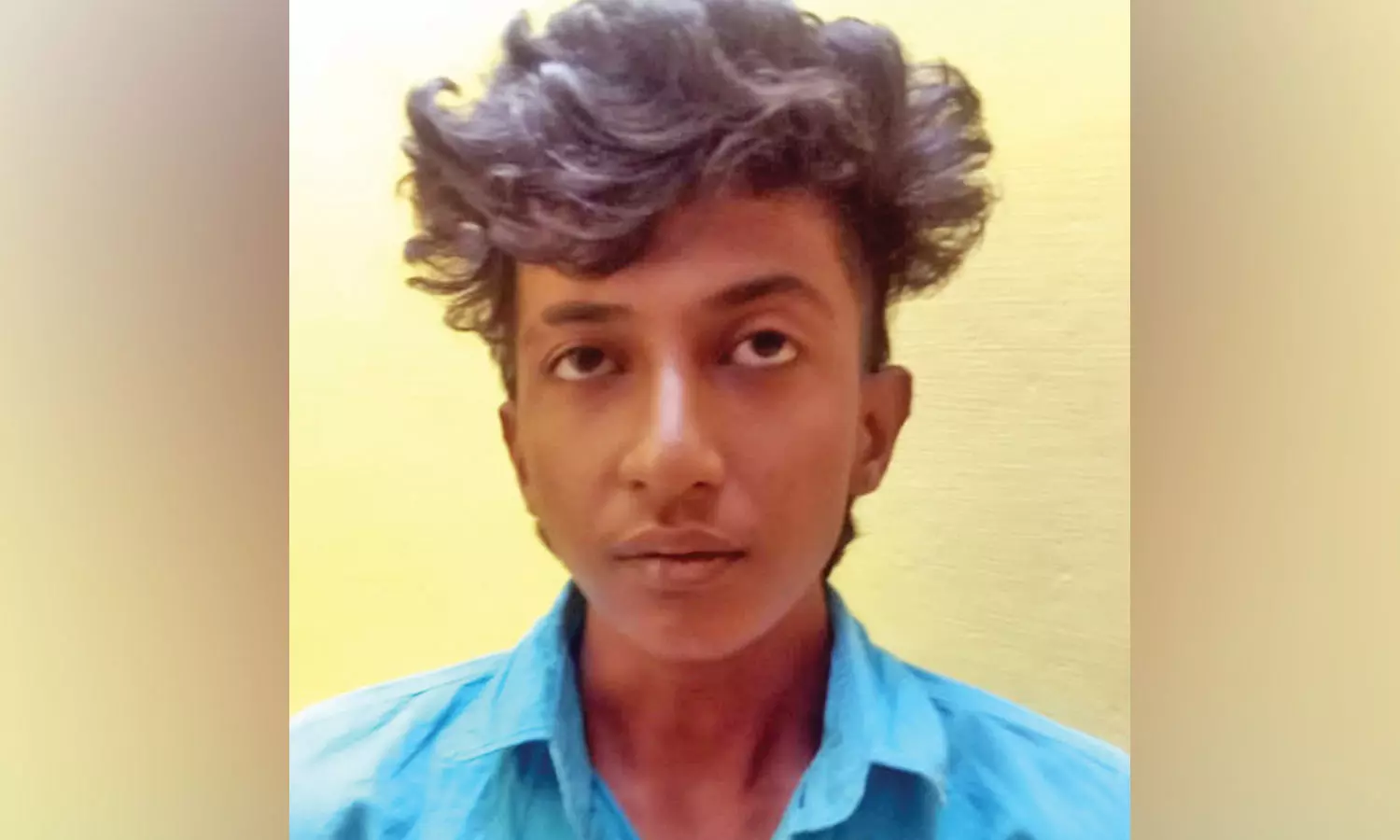 நெல்லையில் வாலிபர் சரமாரி வெட்டிக்கொலை: 2 பள்ளி மாணவர்கள் கைது- ஒருவர் தலைமறைவு