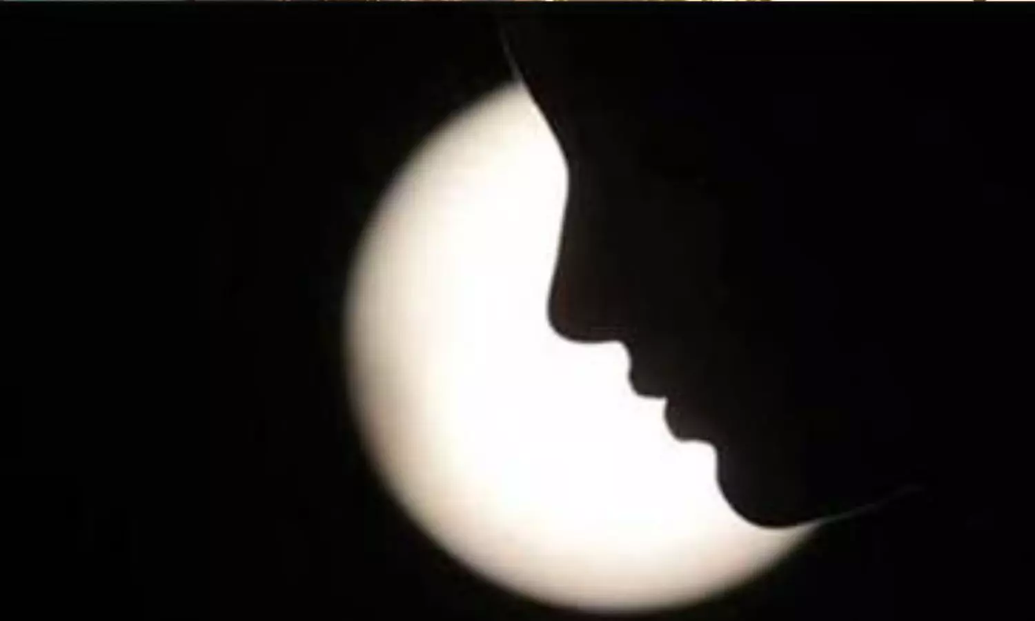 திடீரென நிர்வாணமாக தோன்றும் ஆண்கள்.. வயல்களுக்குள் பெண்களை இழுத்துச் சென்று பாலியல் துன்புறுத்தல் திடீரென நிர்வாணமாக தோன்றும் ஆண்கள்.. வயல்களுக்குள் பெண்களை இழுத்துச் சென்று பாலியல் துன்புறுத்தல்