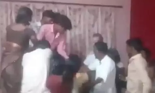 VIDEO: சமோசாவுக்காக மாப்பிள்ளையை தாக்கிய பெண் வீட்டார்