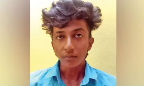 நெல்லையில் வாலிபர் சரமாரி வெட்டிக்கொலை: 2 பள்ளி மாணவர்கள் கைது- ஒருவர் தலைமறைவு