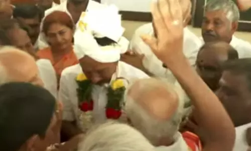 செங்கோட்டையனை சந்திக்க திரண்டு வரும் ஓ.பி.எஸ். ஆதரவாளர்கள்- பரிவட்டம் கட்டி ஆசிர்வாதம் அளித்த அர்ச்சகர்கள்