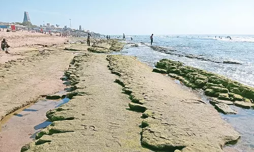 திருச்செந்தூரில் 2-வது நாளாக உள்வாங்கி காணப்பட்ட கடல்