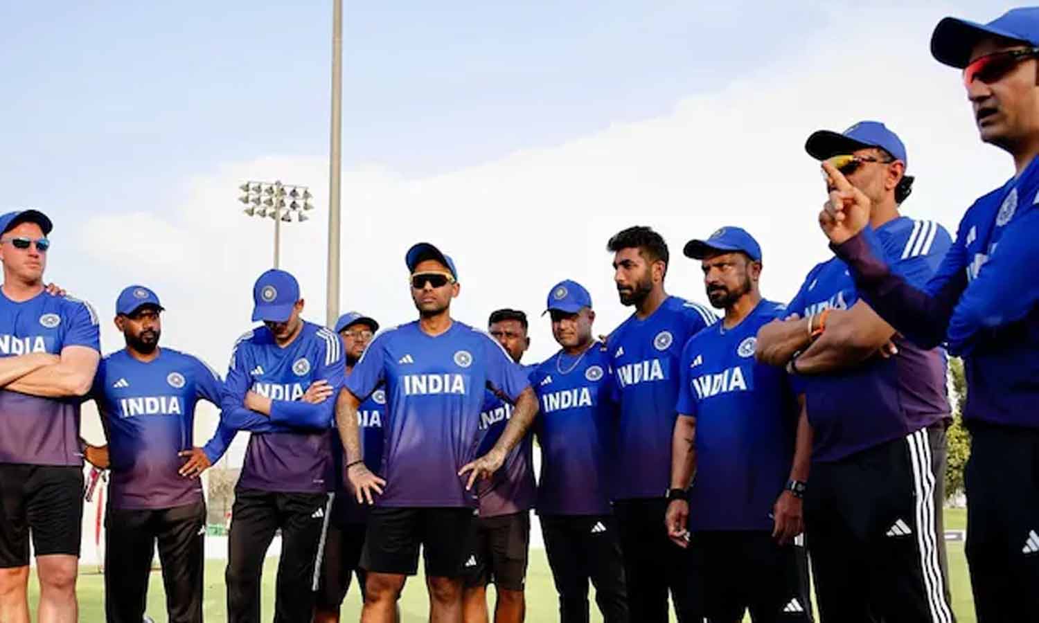 ஸ்பான்சர் இல்லாத ஜெர்சியுடன் இந்திய வீரர்கள் போட்டோஷூட்- வைரல் புகைப்படங்கள் ஸ்பான்சர் இல்லாத ஜெர்சியுடன் இந்திய வீரர்கள் போட்டோஷூட்- வைரல் புகைப்படங்கள்