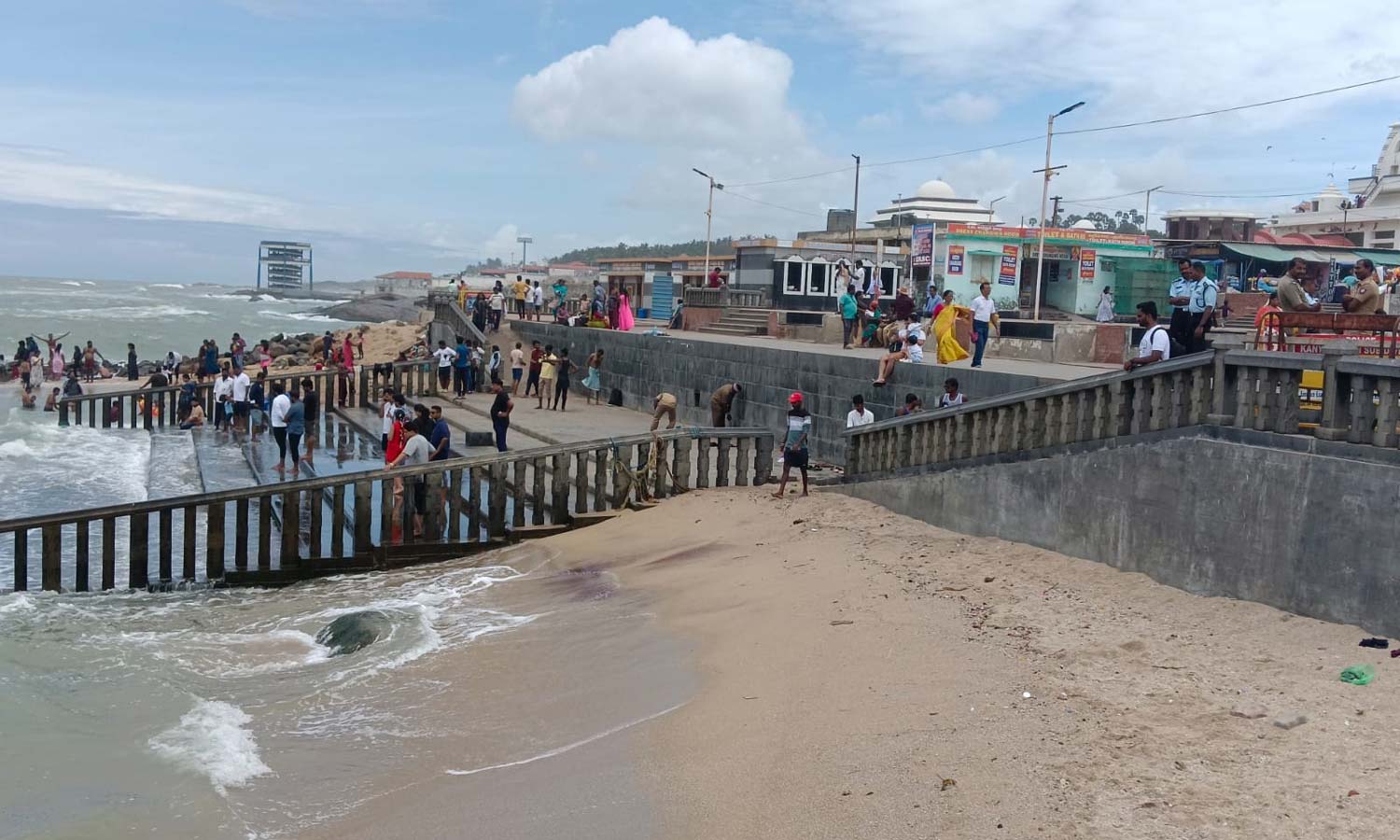 கடல் நீர்மட்டம் திடீர் தாழ்வு- விவேகானந்தர் மண்டபத்துக்கு படகு போக்குவரத்து 1 மணி நேரம் தாமதம் கடல் நீர்மட்டம் திடீர் தாழ்வு- விவேகானந்தர் மண்டபத்துக்கு படகு போக்குவரத்து 1 மணி நேரம் தாமதம்