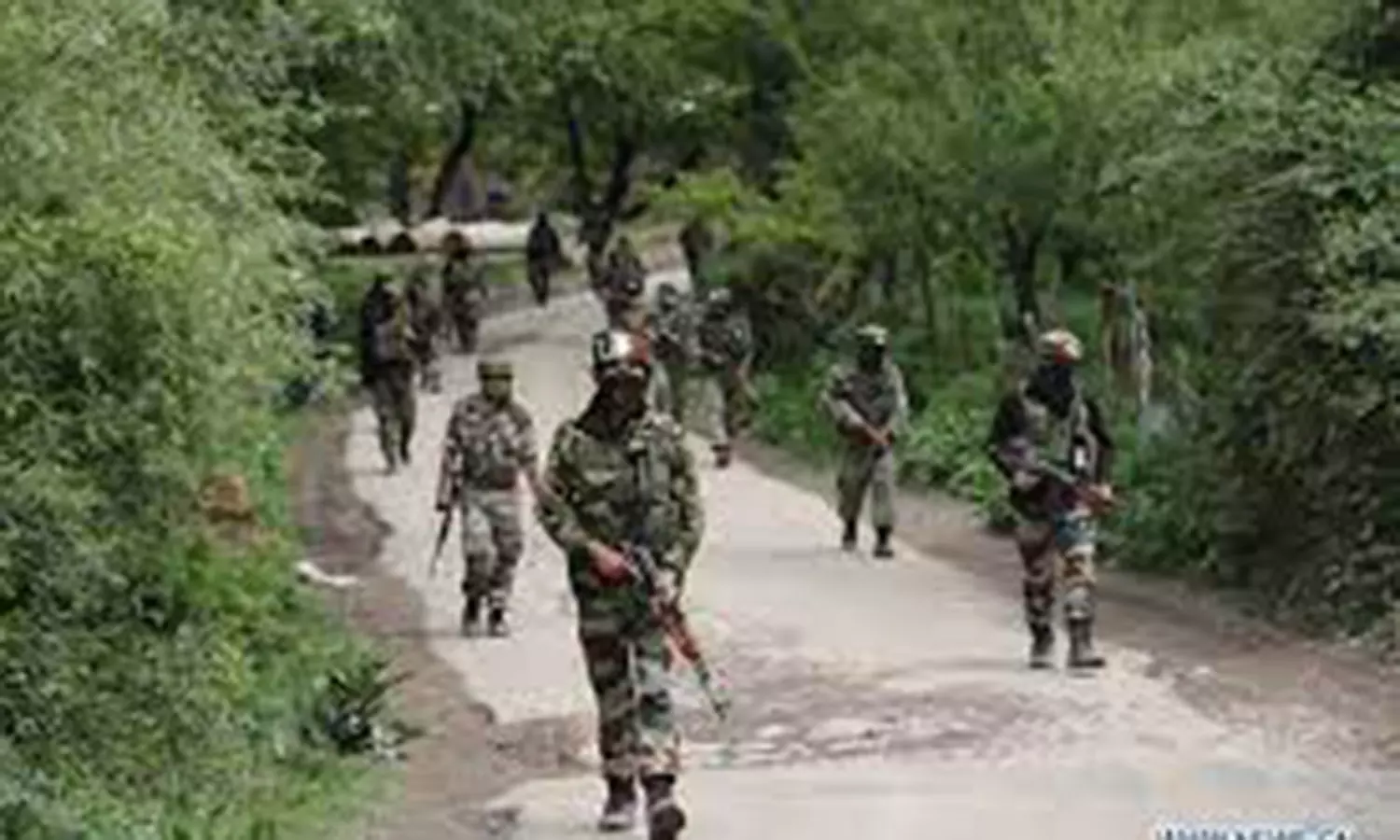 காஷ்மீரில் துப்பாக்கி சண்டை- பயங்கரவாதி சுட்டுக்கொலை