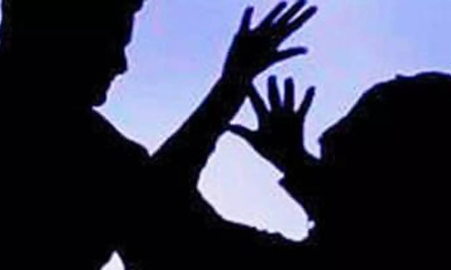 காதலனை தாக்கி விரட்டி விட்டு இளம்பெண்ணை கூட்டு பாலியல் வன்கொடுமை செய்த கும்பல்